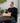Man öppnar Refurbly-låda med begagnad iPad