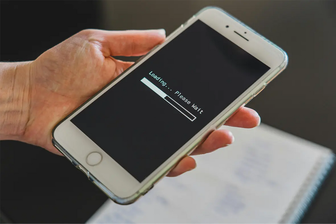 Mobiltelefon testas med laddningsmeddelande på skärmen